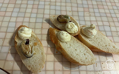 Выложите мидии. 