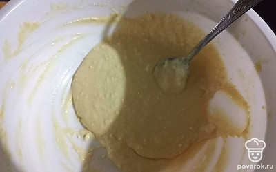 Яйца взбейте с сахаром, добавьте маргарин комнатной температуры, ванилин, соль. Соду погасите уксусом. Все взбейте на небольшой скорости, постепенно всыпьте муку. 