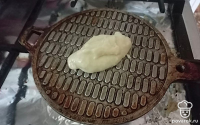 Если есть советская форма для выпечки, вам повезло. Если нет, можно сделать вафли на сковороде, предварительно раскалив и смазав ее небольшим количеством масла. 