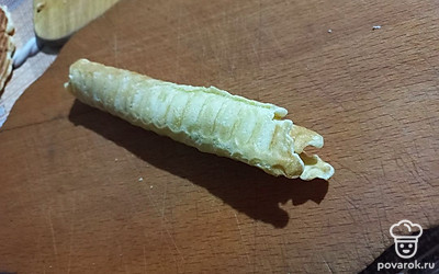 Из вафель можно сделать трубочки. Для этого необходимо сразу свернуть их в трубочку. Но будьте осторожны, они горячие. Можно обжечься. 