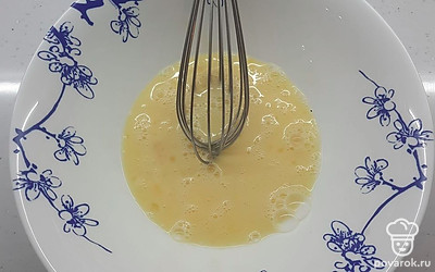Яйца немного взбейте венчиком. 