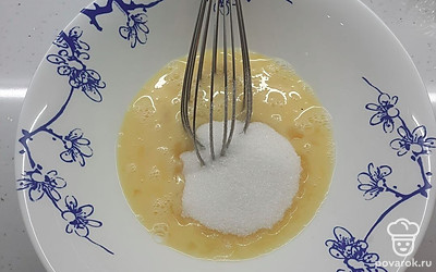 Добавьте в яйца сахар и перемешайте. 