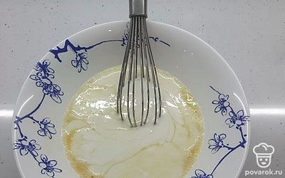 Влейте кефир и продолжайте перемешивать. 