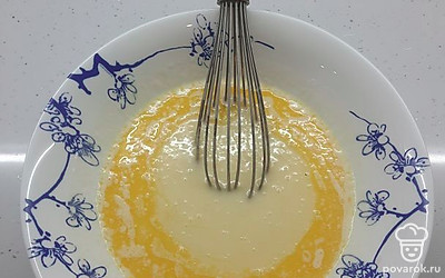 Растопленное сливочное масло влейте в смесь из яиц, сахара, кефира и продолжайте перемешивать. 