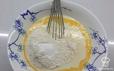 Введите муку и соду, перемешайте. 