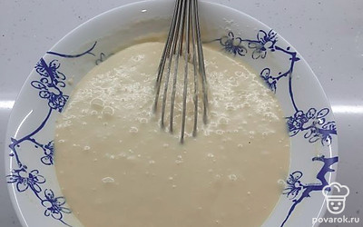 Должно получиться тесто, по консистенции напоминающее густую сметану. 