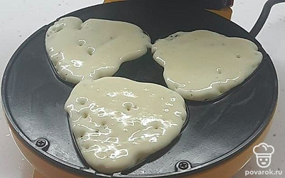 Вафельницу включите в розетку и нагрейте. После нагрева откройте крышку вафельницы, выложите в каждую ячейку — сердце, в моем случае — по 1 столовой ложке теста. Закройте крышку.