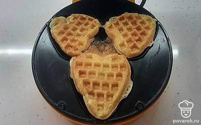 Выпекайте примерно 2-3 минуты. Откройте крышку вафельницы и достаньте вафли. 
