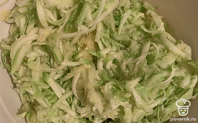 Моем кабачок, натираем на терке, отжимаем лишнюю влагу.