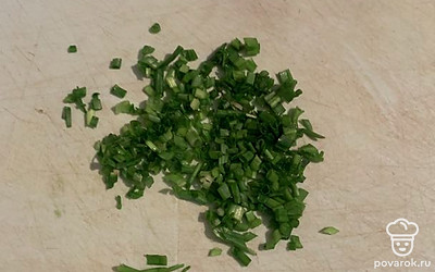 Зеленый лук нарезаем небольшими кусочками.