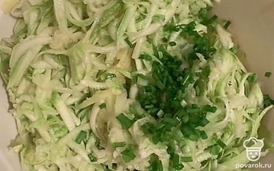 Добавляем зеленый лучок к нашему кабачку.