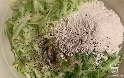 Высыпаем в нашу заготовку муку, перец и соль.