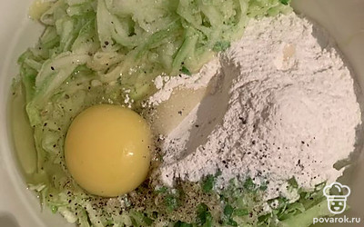 Разбиваем 1 яйцо и тщательно все перемешиваем.