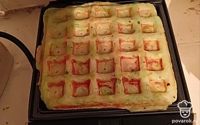 Готовое тесто выкладываем в вафельницу, закрываем крышкой на 5-7 минут. Открываем и забираем готовую вафлю. Приятного аппетита.