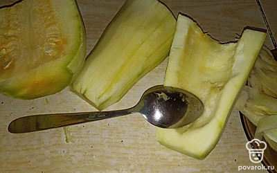 Моем кабачок и чистим его. Удаляем мякоть и косточки с помощью ложки.