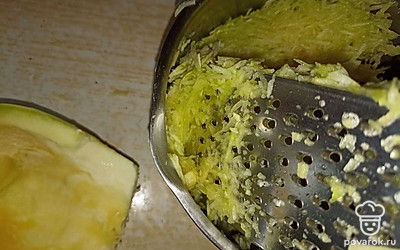 Натираем кабачок на мелкой терке.