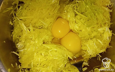 Добавляем к кабачку два яйца и щепотку соли.