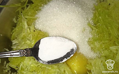 Добавляем сахар и соду.