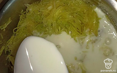 Тщательно перемешиваем и вливаем йогурт (подойдет любой).