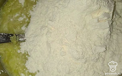 Продолжаем перемешивать и добавляем муку.