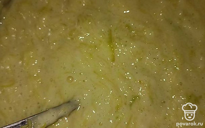 Доводим сметанообразную массу до равномерной консистенции. В этот момент включаем мультипекарь.