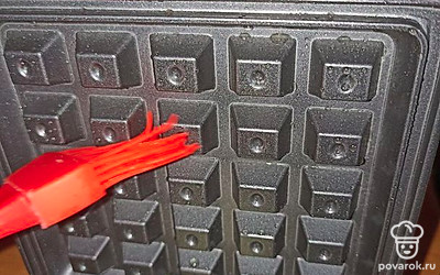 Смазываем мультипекарь подсолнечным маслом (одну и вторую панель).