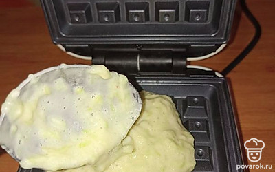 Выкладываем две ложки теста.