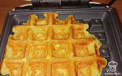 Выпекаем 7-10 минут. Снимаем вафлю с пластины силиконовой или деревянной лопаткой.