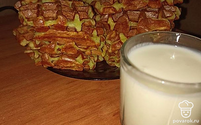 К таким нежным вкусным вафлям отлично подойдет любой йогурт. Приятного аппетита!