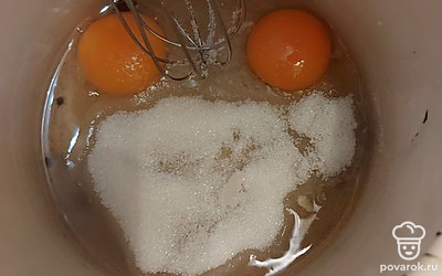 Взбиваем яйца, сахар и соль до пенки.