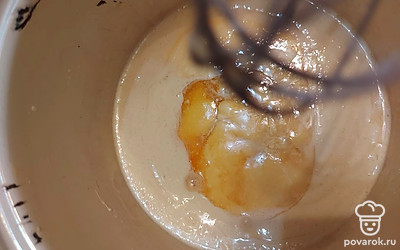 Добавляем сливочное масло, растопленное в микроволновой печи.