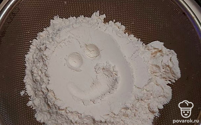 Всыпаем муку и разрыхлитель, хорошо перемешиваем. 