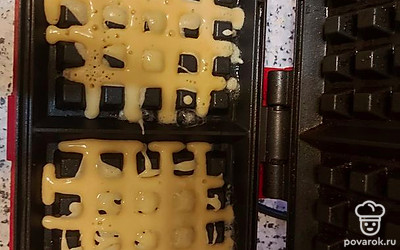 Вафельницу смазываем растительным маслом перед первым применением. Выкладываем тесто, запекаем 5 минут. 