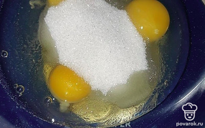 В миску разбить яйца и добавить сахар и соль. Хорошо все перемешать.