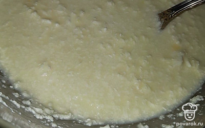 Следом добавить растопленное масло сливочное и молоко. Перемешать все хорошенько. 