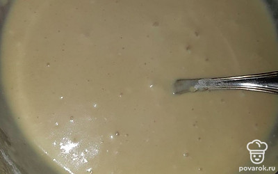 Всыпать в массу разрыхлитель, ванилин и муку. Перемешать до однородности. Тесто готово.