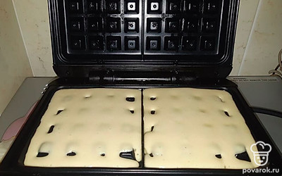 Разогреть вафельницу и пожарить вафли. 