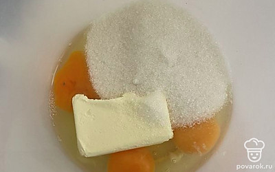 Смешайте в глубокой миске яйцо, сахар и масло.