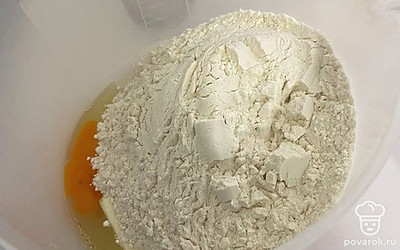 Добавьте просеянную муку.