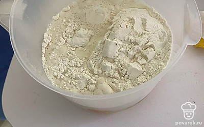 Налейте молоко.