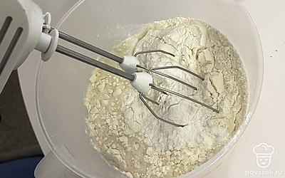 Взбейте миксером в течение 10 минут до однородной массы.