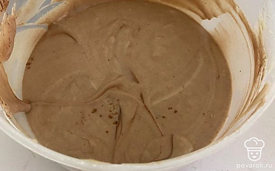 Добавьте какао и перемешайте.