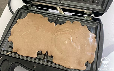 Разогрейте вафельницу и наполните тестом.