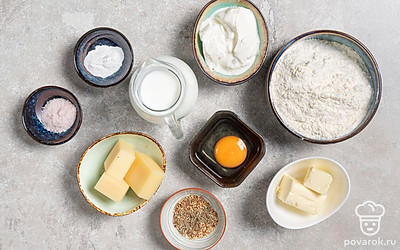 Вымойте и вытрите куриное яйцо. Просейте муку через мелкое сито. Если в муке очень много комочков, то просейте ее повторно. Перед выпечкой разогрейте духовку до 180 градусов. Заранее достаньте молоко, сметану и сливочное масло из холодильника — они должны быть комнатной температуры.