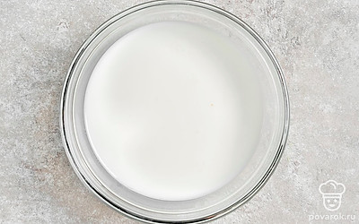 Влейте молоко в глубокую миску.