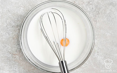 Вбейте в миску с молоком куриное яйцо. Размешайте его венчиком или столовой ложкой.