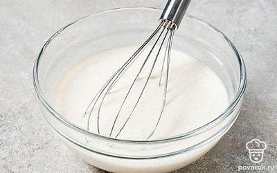 Добавьте сметану к молоку с яйцом. Хорошо взбейте массу венчиком. 