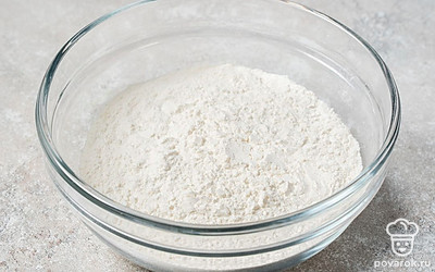 Высыпьте просеянную муку в миску. 