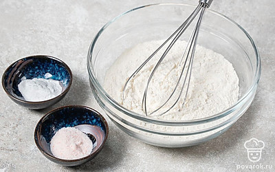 Добавьте в муку разрыхлитель и соль. Перемешайте ингредиенты.