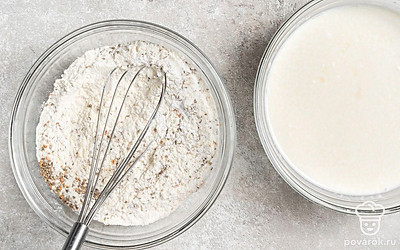 Всыпьте ароматные травы к муке. Тщательно перемешайте сыпучие ингредиенты до однородности, а затем высыпьте их в миску с яично-молочной смесью.